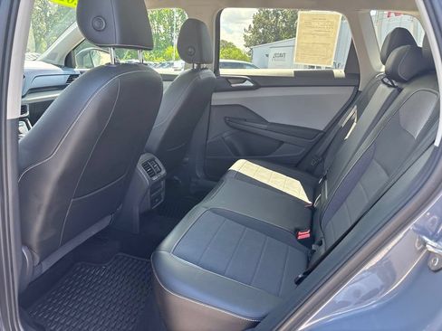 Used 2023 Volkswagen Taos SE w/ Panoramic Sunroof Package FWD image 7