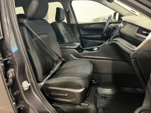 Used 2023 Jeep Grand Cherokee Laredo image 34