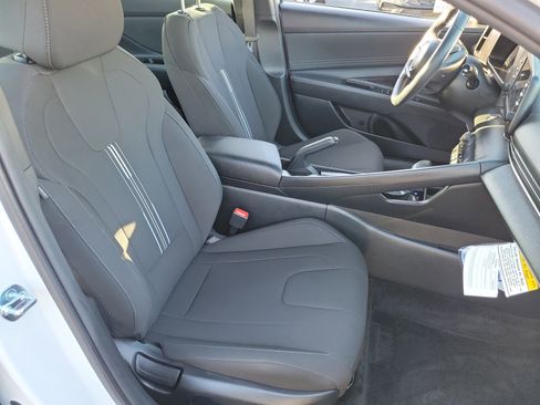 Certified 2025 Hyundai Elantra Sport image 18