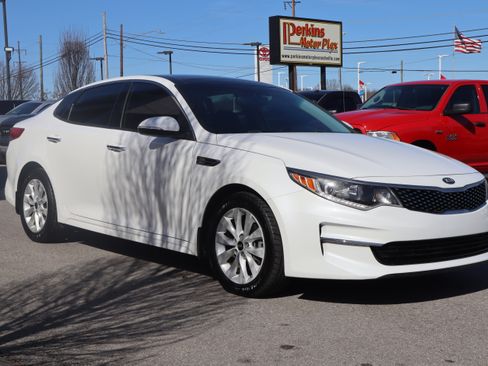Used 2018 Kia Optima EX w/ Premium Package image 5