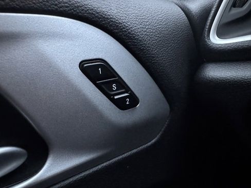 Used 2024 Chrysler Pacifica Select image 35