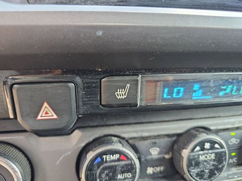 Used 2016 Toyota Tacoma TRD Sport image 18