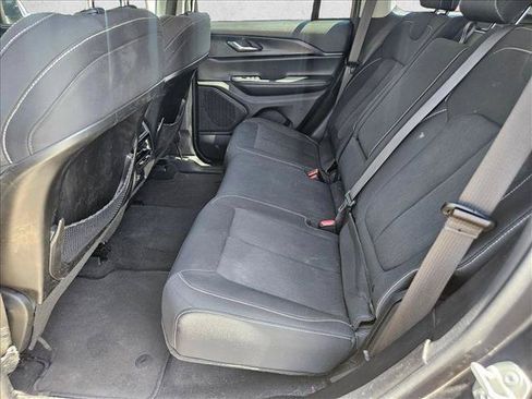Used 2023 Jeep Grand Cherokee Laredo RWD image 13