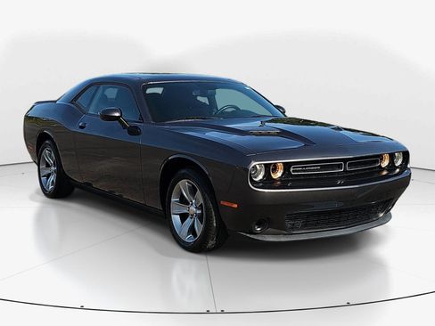 Used 2019 Dodge Challenger SXT RWD image 2