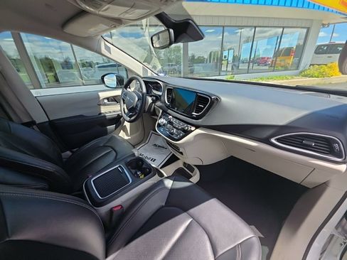 Used 2024 Chrysler Pacifica Touring-L FWD image 22