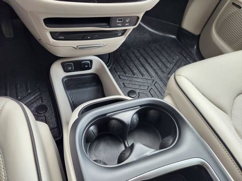 Used 2020 Chrysler Pacifica Limited w/ Advanced Safetytec Group image 18