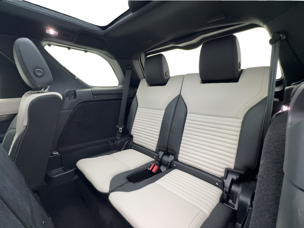 Used 2023 Land Rover Discovery Metropolitan Edition AWD/4WD image 28