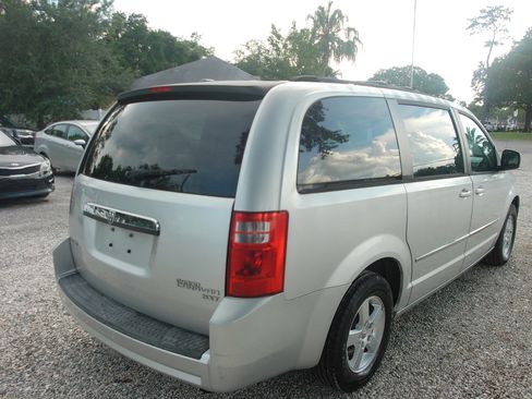 Used 2010 Dodge Grand Caravan SXT FWD image 6