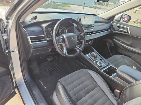 Used 2024 Mitsubishi Outlander SE image 13