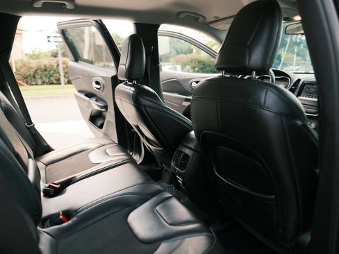 Used 2019 Jeep Cherokee Latitude Plus FWD image 14