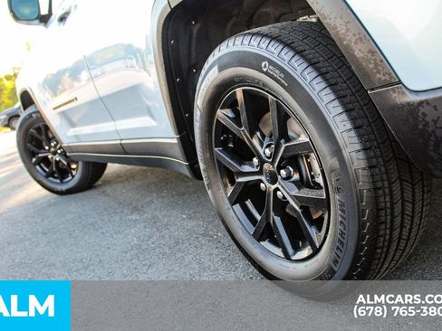 Used 2025 Jeep Grand Cherokee Altitude AWD/4WD image 14