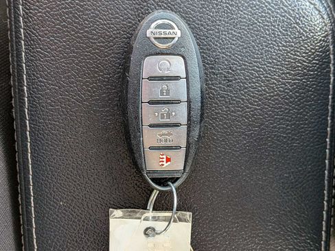Used 2021 Nissan Versa SR FWD image 30