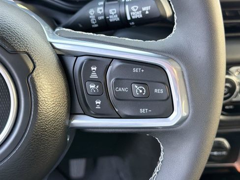 Used 2025 Jeep Wrangler Unlimited Sahara AWD/4WD image 24