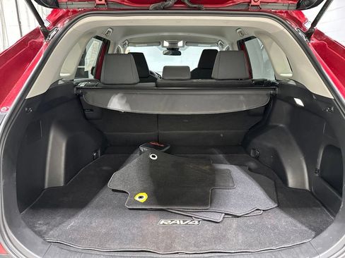 Used 2022 Toyota RAV4 LE w/ Carpet Mat Package (TMS) AWD/4WD image 16