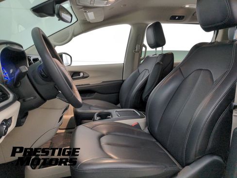 Used 2023 Chrysler Pacifica Touring-L FWD image 14