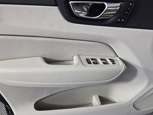 Certified 2025 Volvo XC60 T8 Plus w/ Protection Package Premier image 21