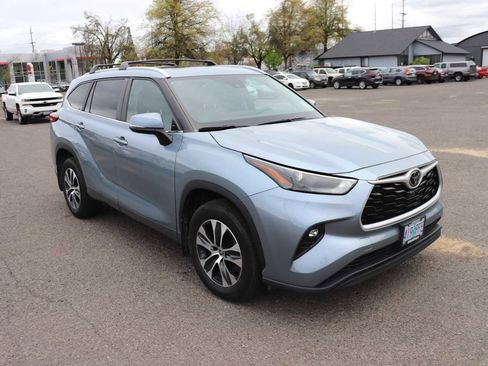 Used 2023 Toyota Highlander XLE image 3