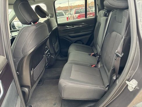 Used 2023 Jeep Grand Cherokee Laredo AWD/4WD image 15