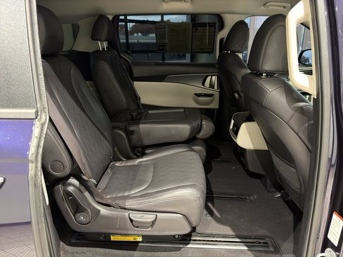 Used 2024 Kia Carnival LX FWD image 21