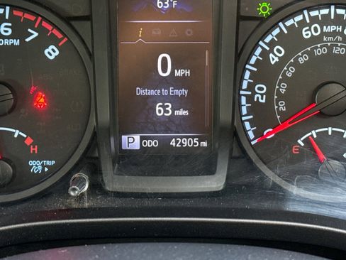 Used 2018 Toyota Tacoma SR image 32