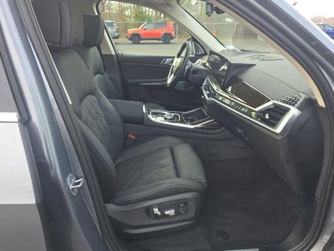 Used 2025 BMW X7 xDrive40i w/ Premium Package image 3