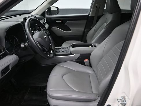 Used 2021 Toyota Highlander XLE AWD/4WD image 14