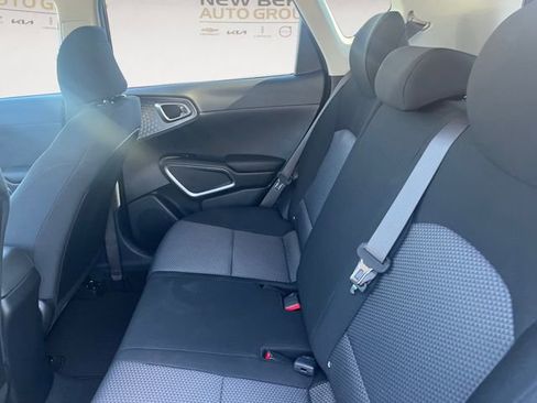 Used 2025 Kia Soul LX image 13