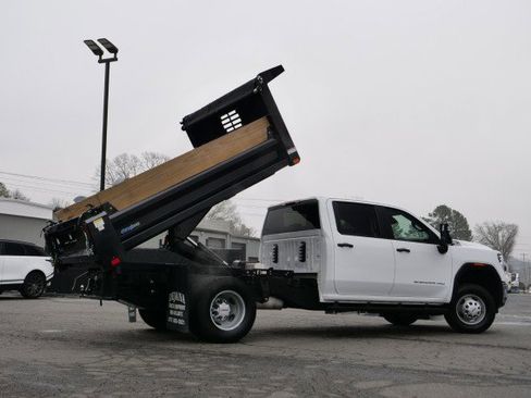 Used 2024 GMC Sierra 3500 Pro w/ Convenience Package image 3