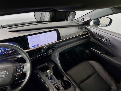 Used 2023 Toyota Crown Limited image 25