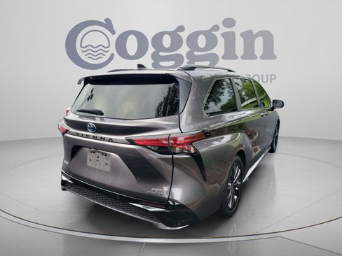 Used 2022 Toyota Sienna XSE FWD image 6