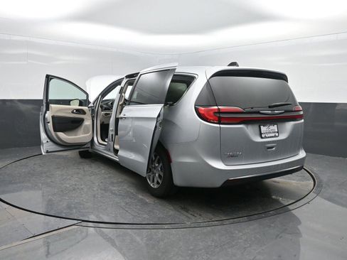 Used 2024 Chrysler Pacifica Touring-L image 43