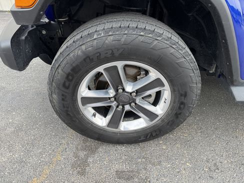 Used 2018 Jeep Wrangler Unlimited Sahara w/ Cold Weather Group AWD/4WD image 32