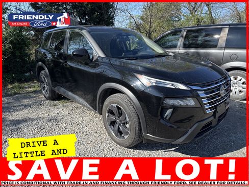 Used 2024 Nissan Rogue SV image 2