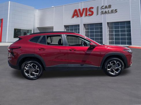 Used 2025 Chevrolet Trax LT w/ LT Convenience Package FWD image 5