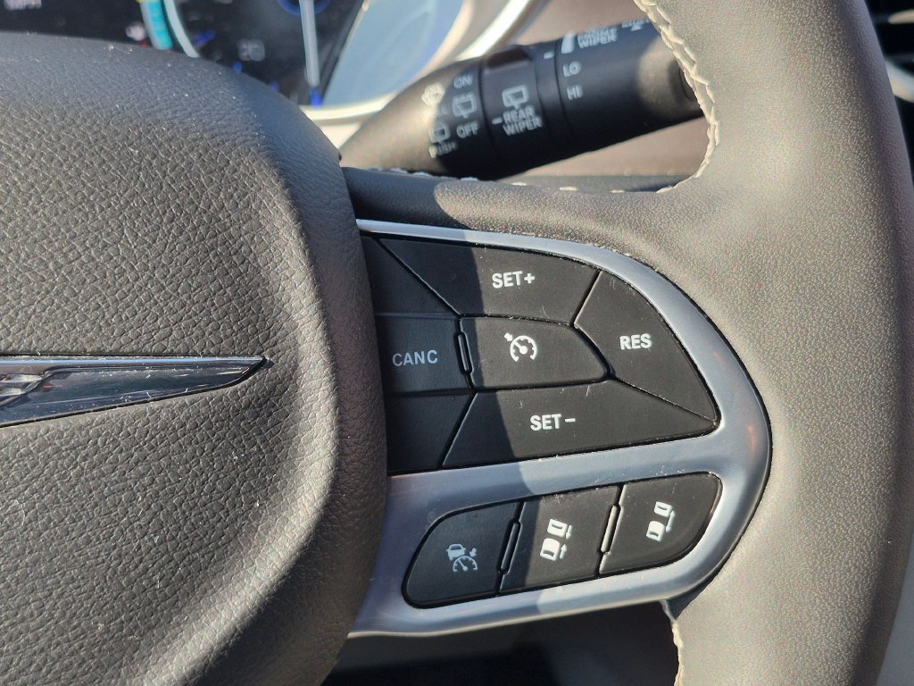 Used 2024 Chrysler Pacifica Touring-L FWD image 13