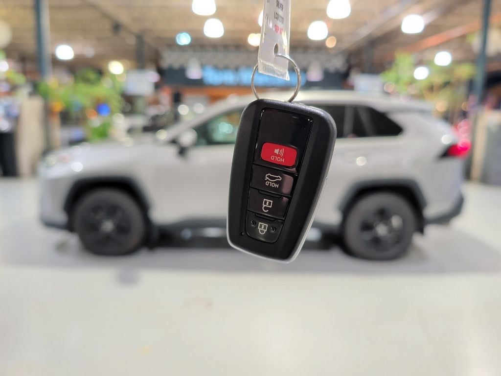 Used 2020 Toyota RAV4 XLE AWD/4WD image 10