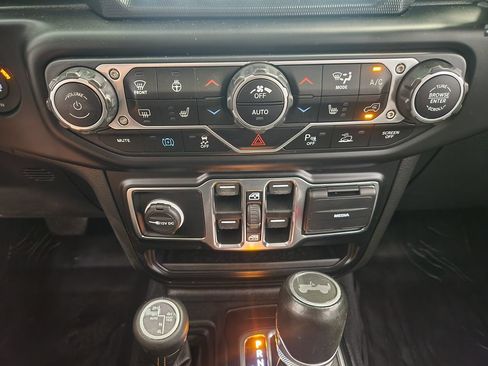 Used 2021 Jeep Wrangler Unlimited Sahara AWD/4WD image 18