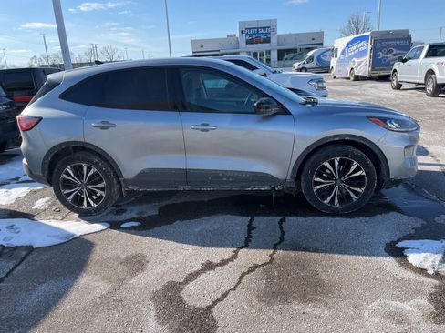 Used 2022 Ford Escape SE w/ SE Sport Appearance Package image 18