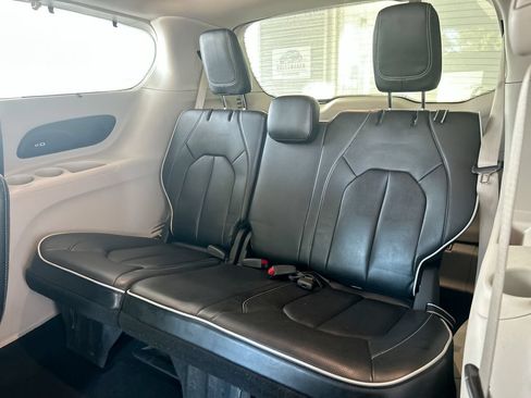 Used 2023 Chrysler Pacifica Limited FWD image 41