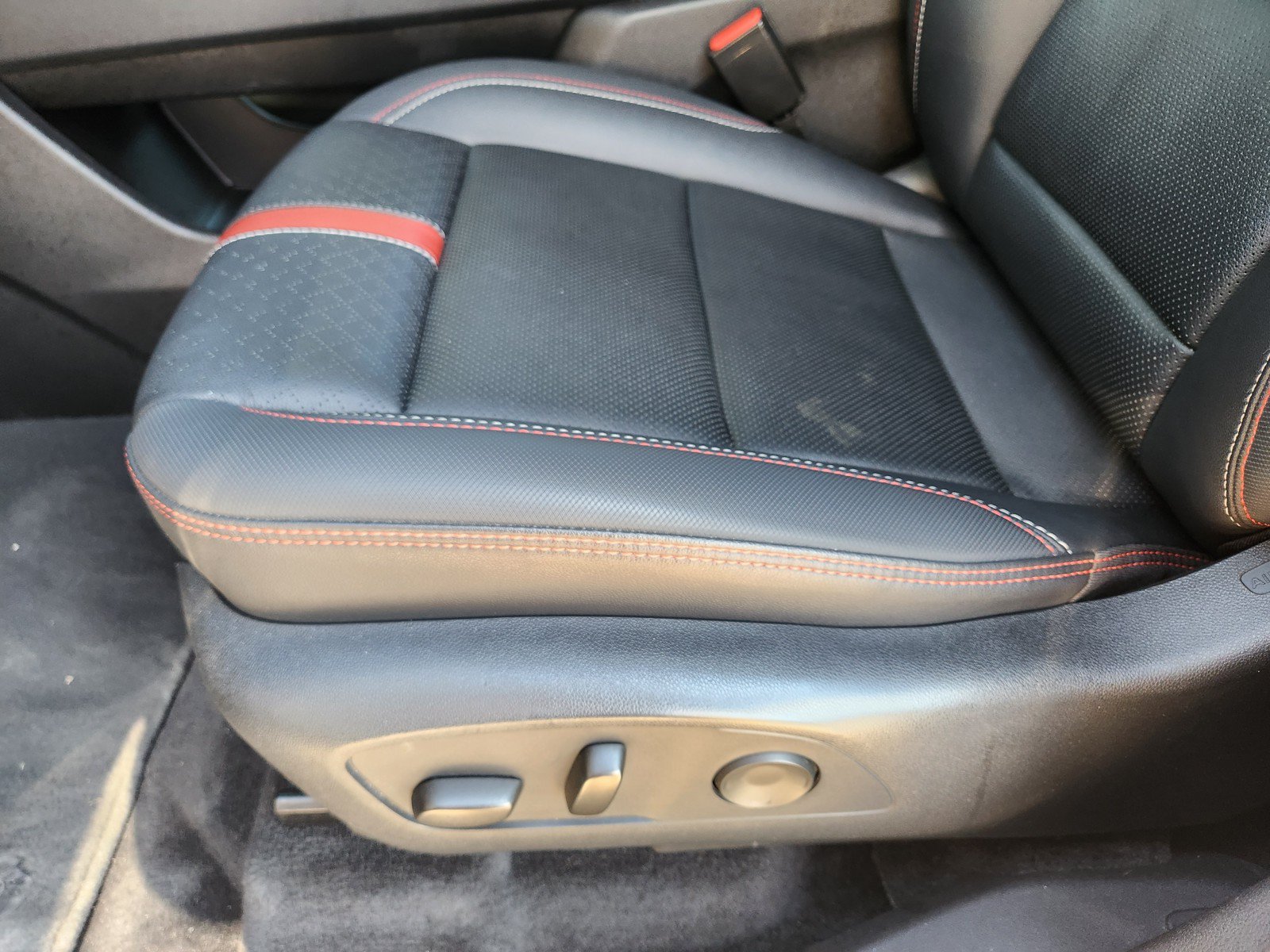 Used 2024 Chevrolet Traverse RS FWD image 23