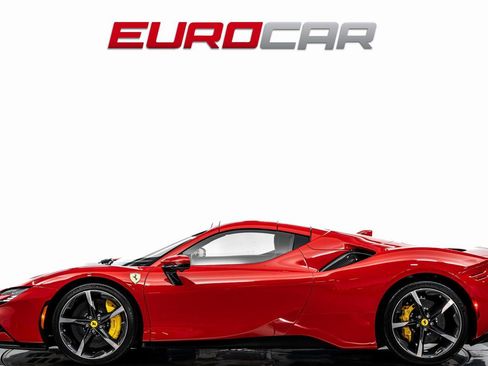 Used 2023 Ferrari SF90 Spider image 3