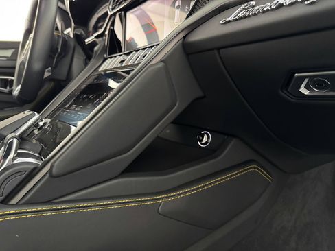 Used 2022 Lamborghini Urus image 28