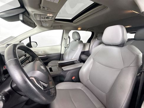 Certified 2021 Toyota Sienna XLE image 15
