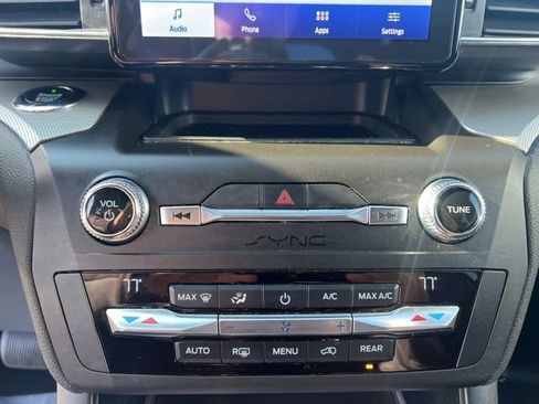 Used 2020 Ford Explorer XLT w/ Equipment Group 202A AWD/4WD image 31