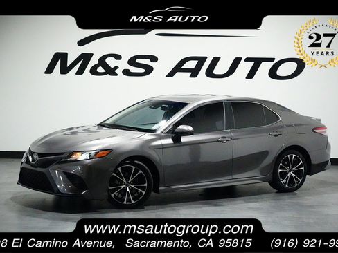 Used 2018 Toyota Camry SE image 1