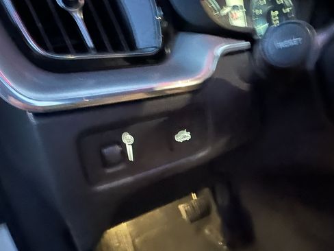 Used 2019 Volvo XC60 T5 Momentum w/ Multimedia Package image 24