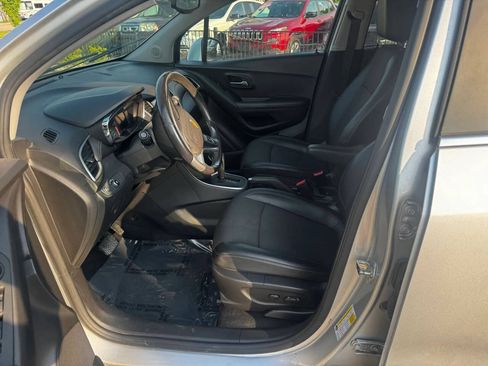 Used 2018 Chevrolet Trax LT w/ LT Convenience Package AWD/4WD image 13