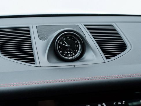 Certified 2025 Porsche Macan image 15