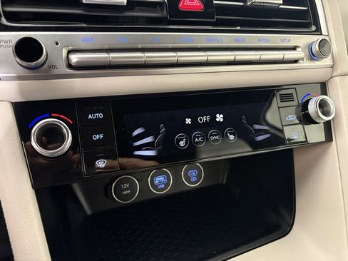 Used 2024 Genesis G70 2.5T image 33