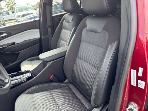 Used 2025 Chevrolet Trax LT FWD image 33